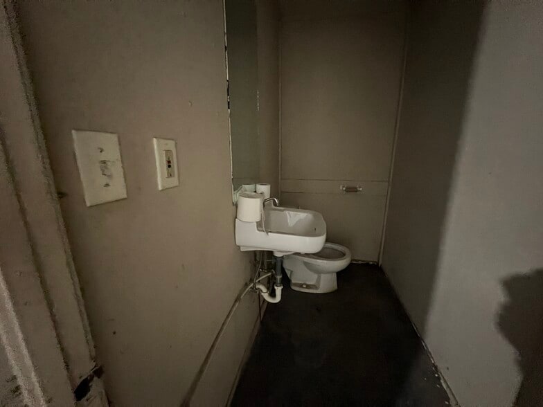 More Photos Of 115 NW Adeline Ave, Bartlesville Warehouse For Lease