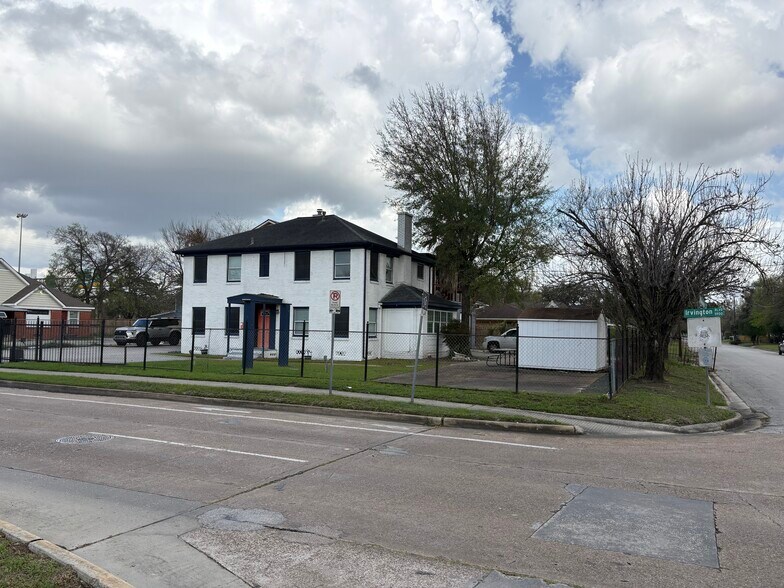 More Photos Of 5902 Irvington, Houston Office For Sale