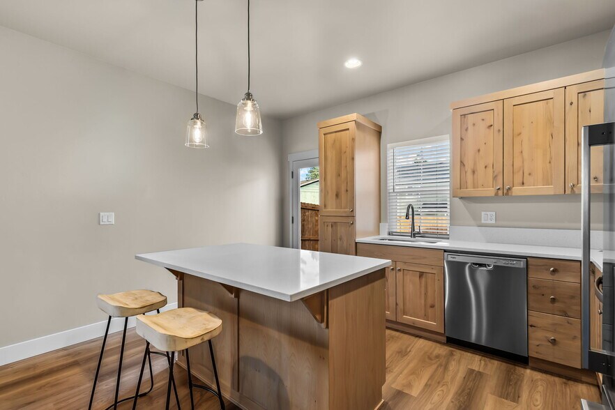 More Photos Of 20255 Hardy Rd, Bend Apartments For Sale