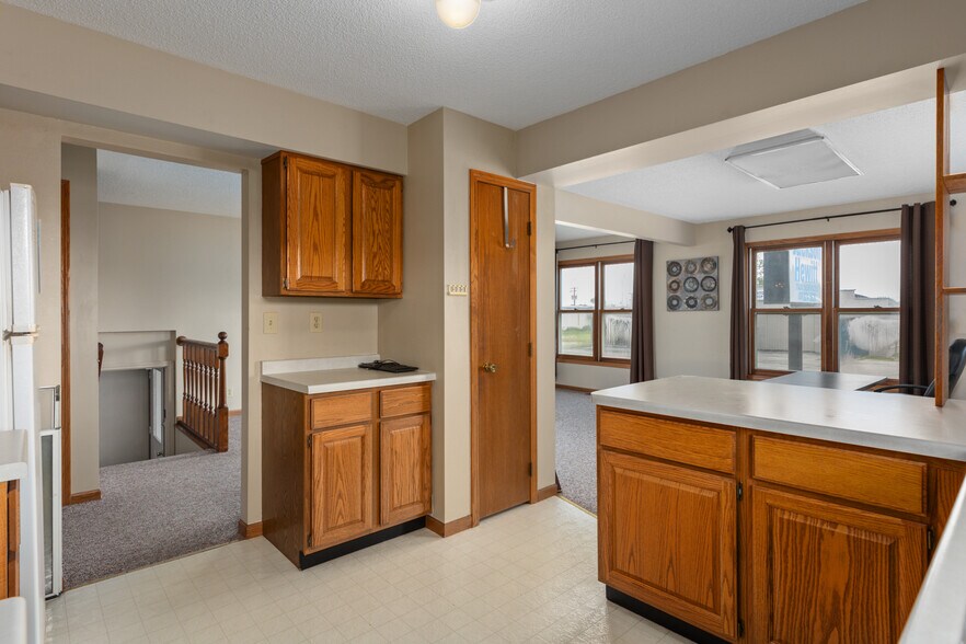 More Photos Of 902 W Union Ave, Litchfield Office For Sale