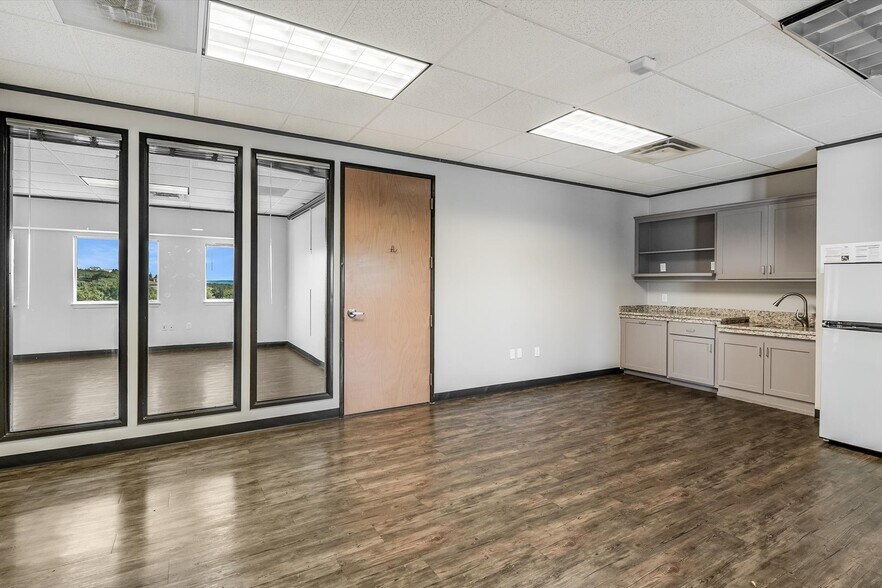 More Photos Of 7 Lakeway Centre Ct N, Lakeway Office For Lease