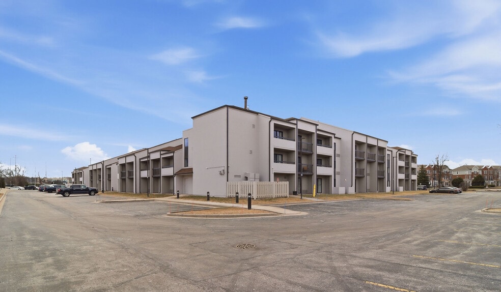 More Photos Of 100 West Algonquin Rd, Arlington Heights Hotel For Sale