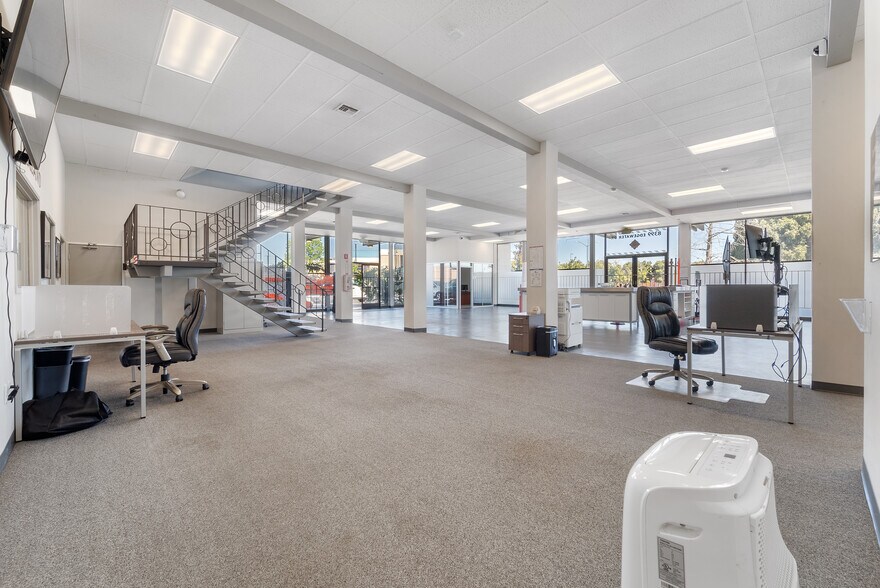 More Photos Of 8399 Edgewater Dr, Oakland Warehouse For Lease