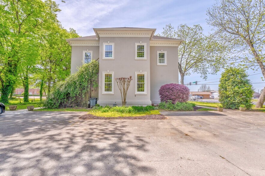 More Photos Of 417 Court St, Calhoun Office For Sale