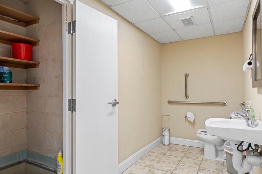 More Photos Of 7210 Old Keene Mill Rd, Springfield Medical For Lease