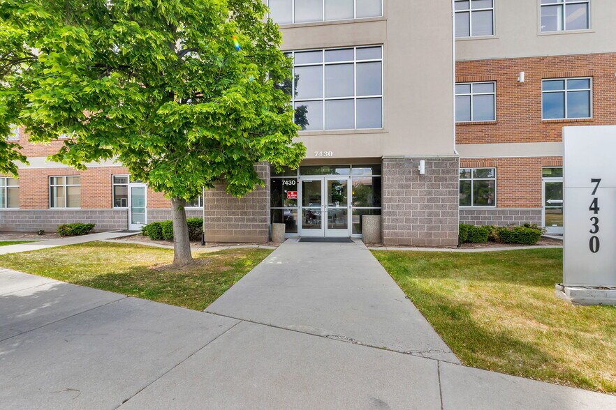 More Photos Of 7430 S Creek Rd, Sandy Office For Lease