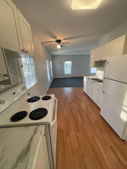 More Photos Of 215 N Waukegan Rd, Lake Bluff Convenience Store For Sale