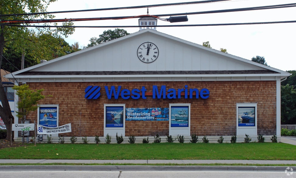 More Photos Of 56 N New York Ave, Huntington Freestanding For Sale