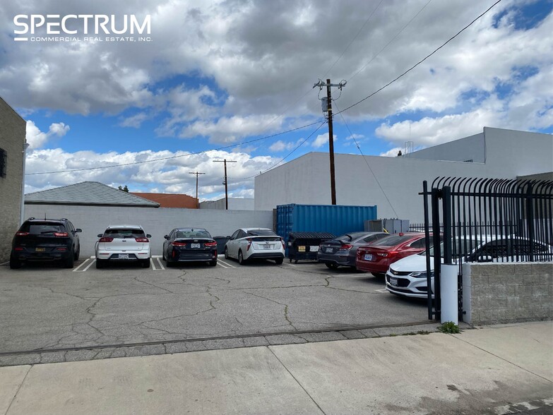 More Photos Of 7002 Sophia Ave, Van Nuys Showroom For Lease