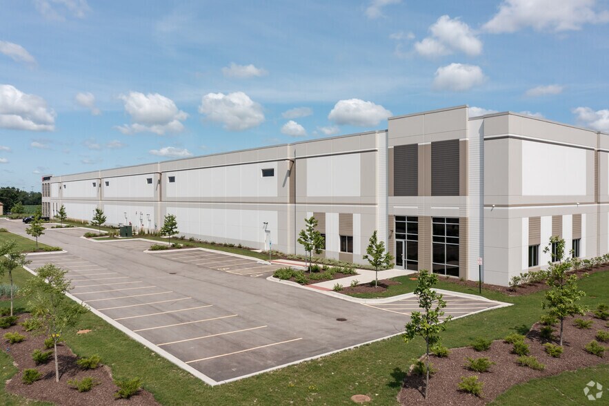 More Photos Of 365-399 Miles Pky, Bartlett Truck Terminal For Lease