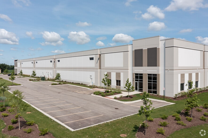 More Photos Of 365-399 Miles Pky, Bartlett Truck Terminal For Lease