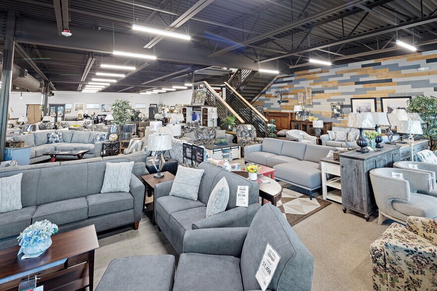 More Photos Of 916 W Division St, Mount Vernon General Retail For Sale