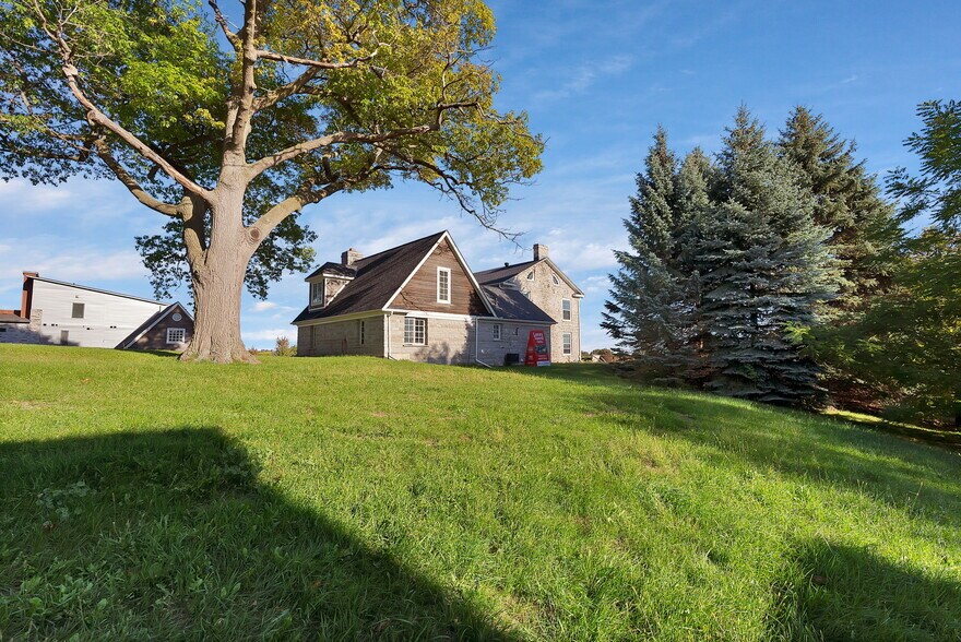 More Photos Of 780 Garden St, Whitby Office Residential For Sale