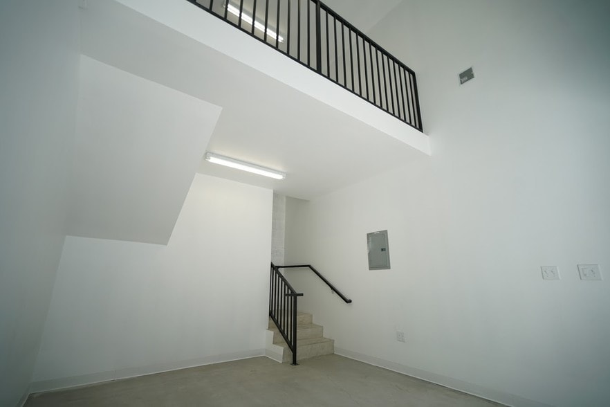 More Photos Of 1040 S Los Angeles St, Los Angeles Freestanding For Sale