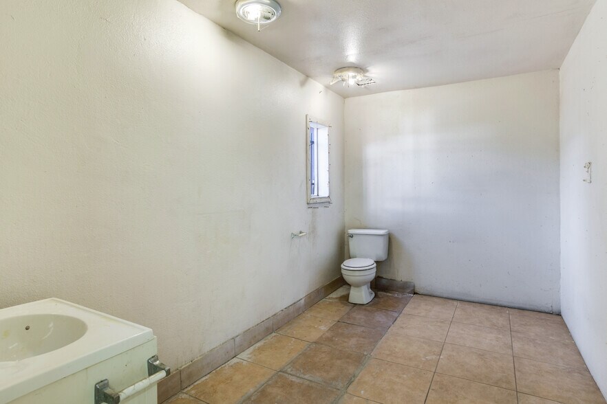 More Photos Of 947 W Ramsey St, Banning Freestanding For Sale
