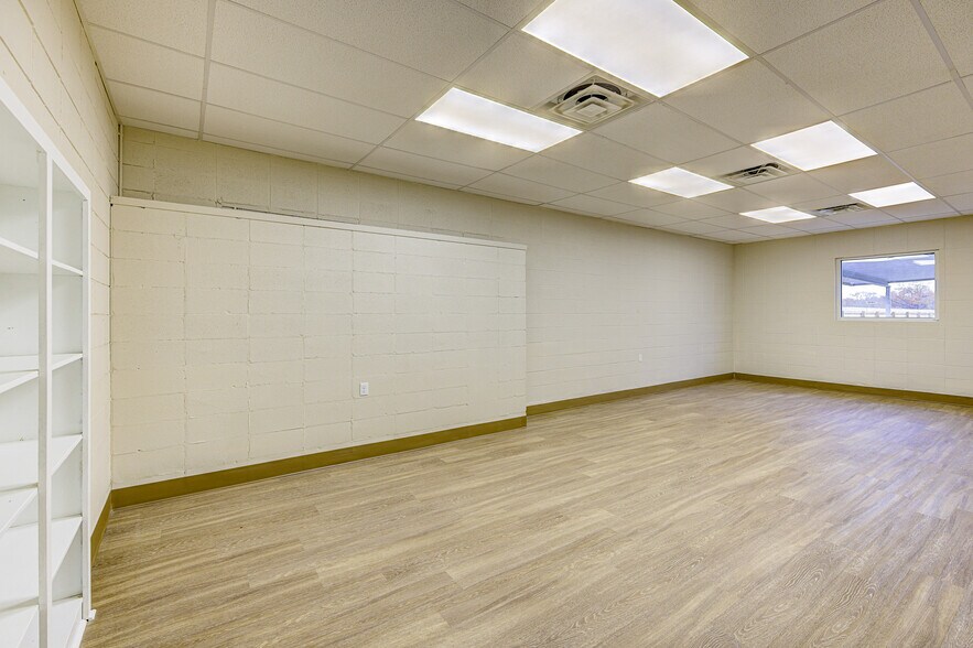 More Photos Of 6889 Paxton Rd, Vicksburg Office For Sale