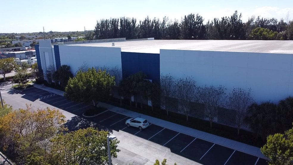 More Photos Of 3501 Burris Rd, Davie Distribution For Lease