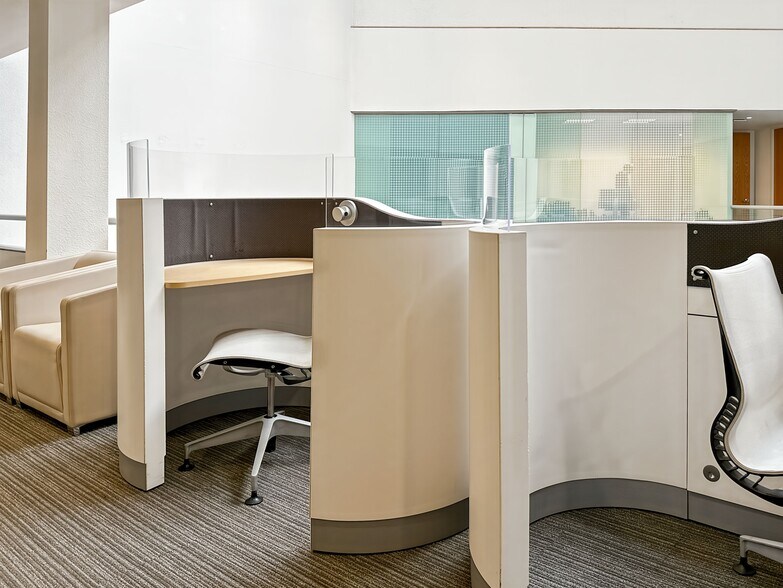 More Photos Of 200 S Wacker Dr, Chicago Coworking Space