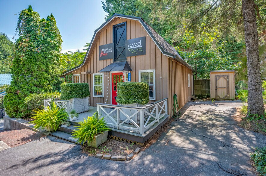 More Photos Of 172 Main st, Saluda Showroom For Sale