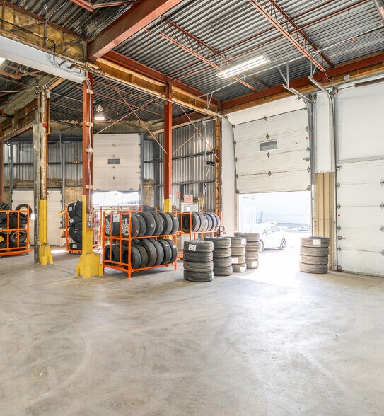 More Photos Of 90 Rue De Rotterdam, Saint-Augustin-de-Desmaures Warehouse For Lease