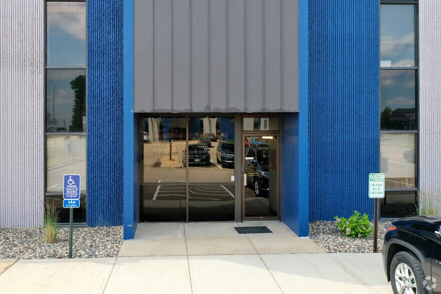 More Photos Of 1800 Wooddale Dr, Woodbury Unknown For Lease