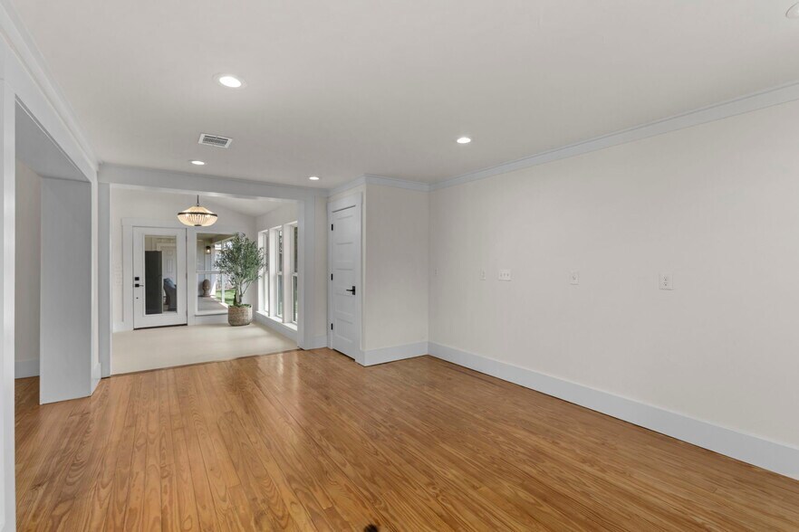 More Photos Of 824 High St, Comfort Winery Vineyard For Sale