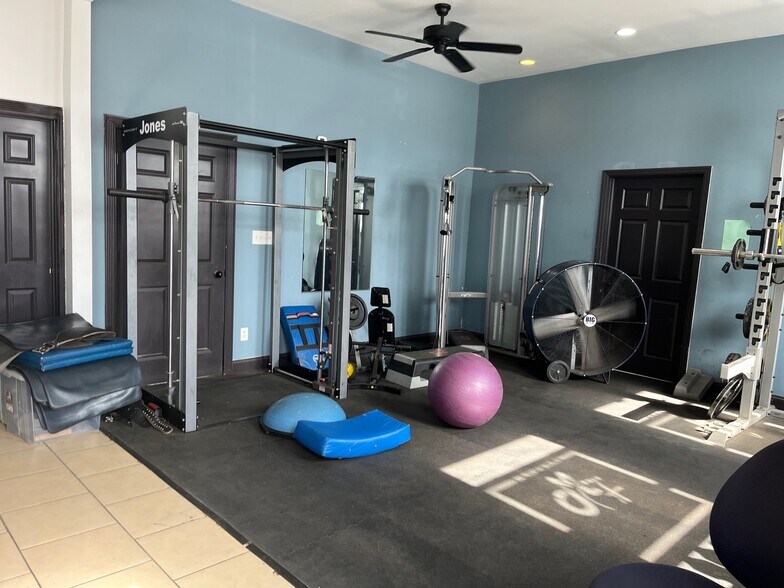 More Photos Of 2324-2326 E 44th St, Indianapolis Warehouse For Lease