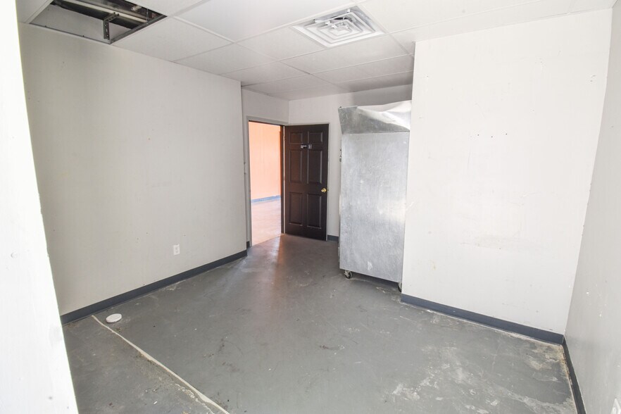 More Photos Of 4550 Station Cir, Northport Freestanding For Lease