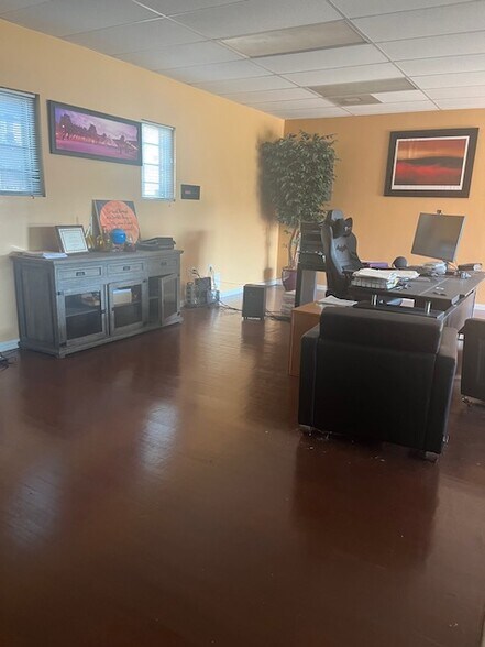 More Photos Of 4613 E R L Thornton Fwy, Dallas Office For Lease