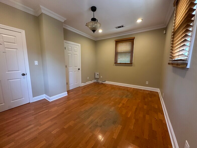 More Photos Of 198 Orange Ave, Suffern Office For Lease