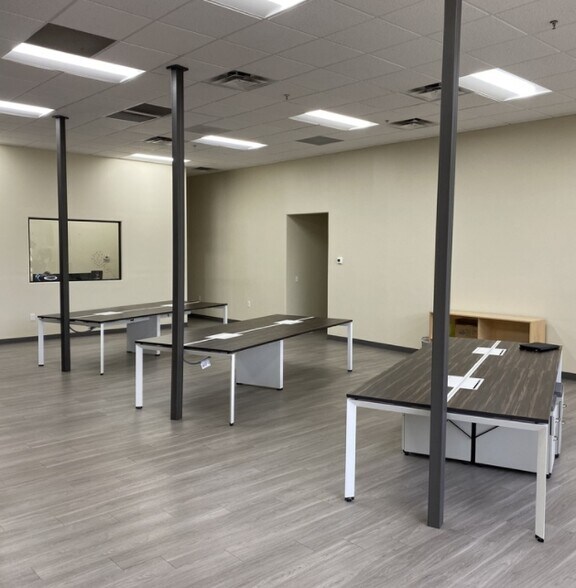 More Photos Of 8541 E Anderson Dr, Scottsdale Light Distribution For Lease