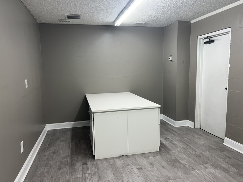 More Photos Of 1025 Miller Dr, Altamonte Springs Warehouse For Lease