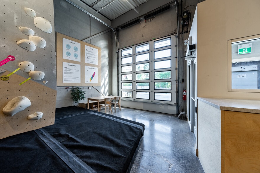 More Photos Of 5600 Av De Gaspé, Montréal Manufacturing For Sale