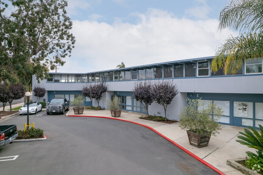 More Photos Of 1001 W 17th St, Costa Mesa Light Distribution For Lease