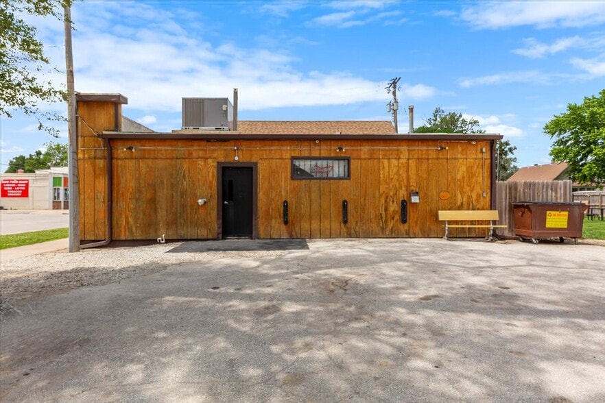 More Photos Of 626 16th Avenue, Council Bluffs General Retail For Sale