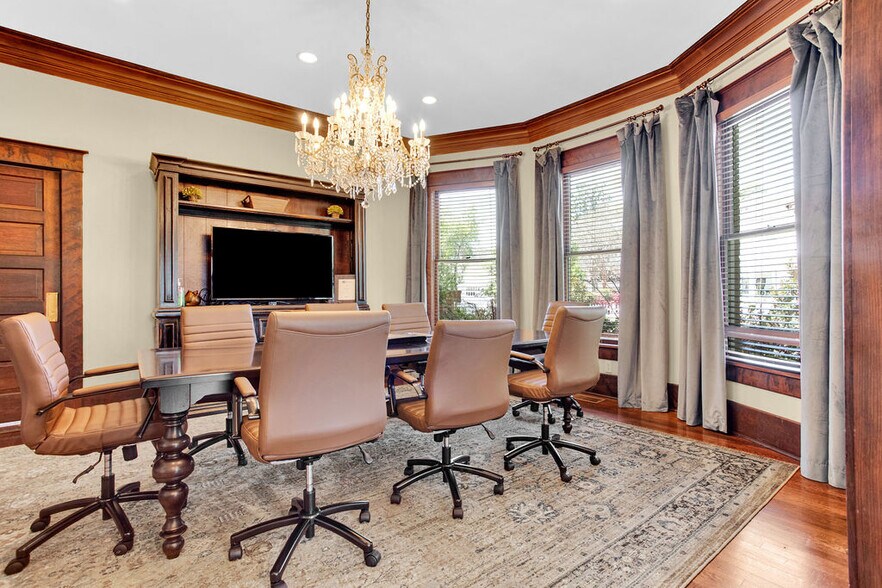 More Photos Of 313 E Charnwood St, Tyler Office For Lease