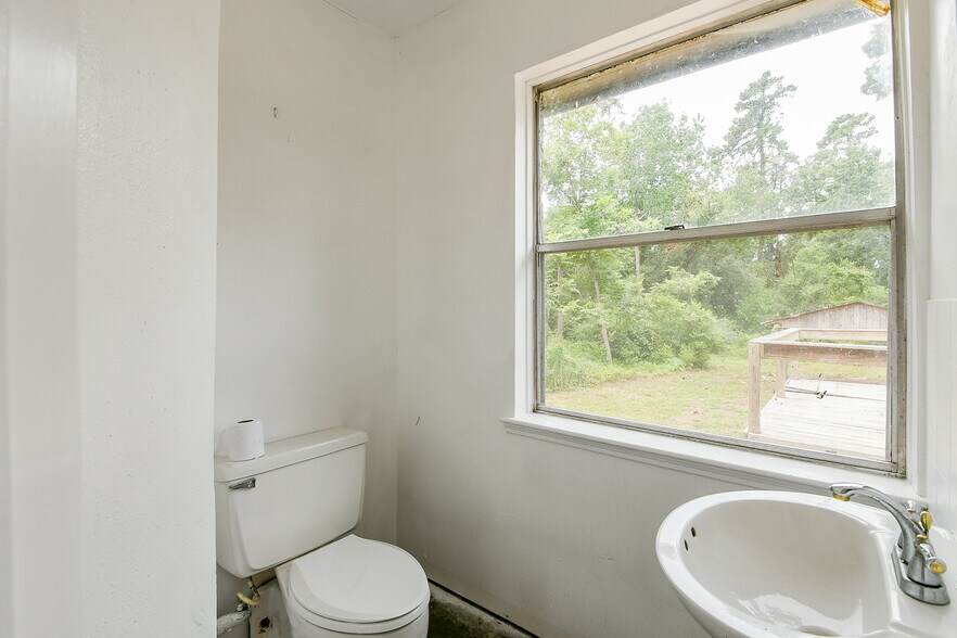 More Photos Of 33303 TX-249, Pinehurst Warehouse For Sale