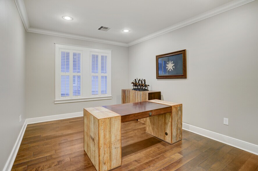 More Photos Of 206 Brooks St, Sugar Land Office Residential For Sale