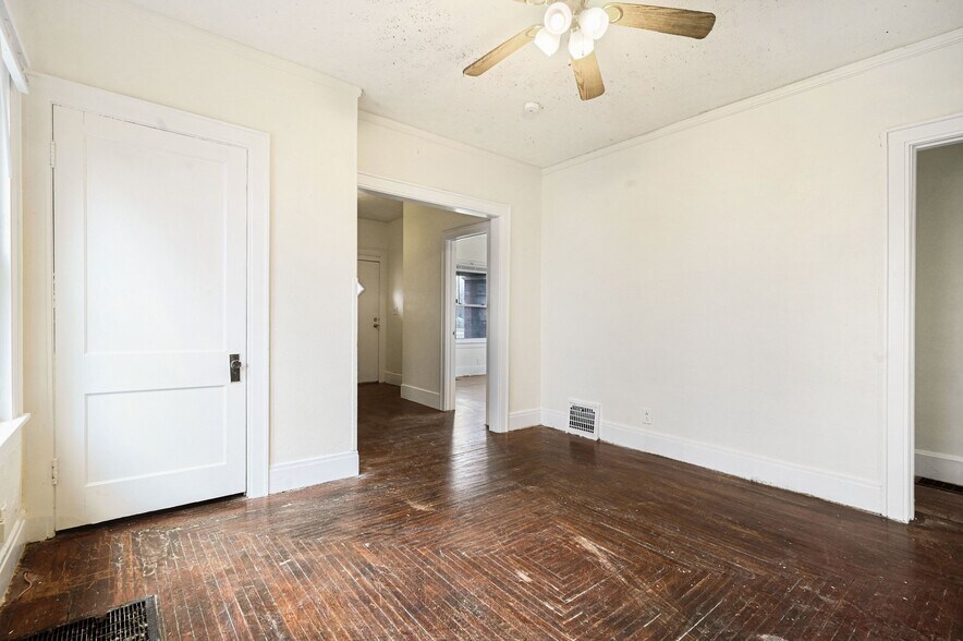 More Photos Of 1830 Woodlawn Ave, Middletown Specialty For Sale