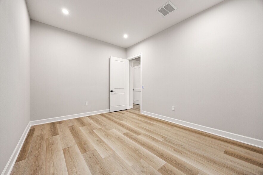 More Photos Of 1325 Main Street, Katy Medical For Sale