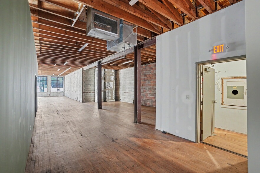 More Photos Of 101 E Broughton St, Savannah Storefront Retail Office For Lease