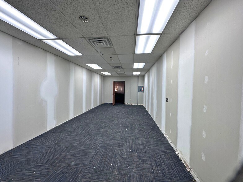 More Photos Of 15203 S Commerce Dr, Dearborn Manufacturing For Lease