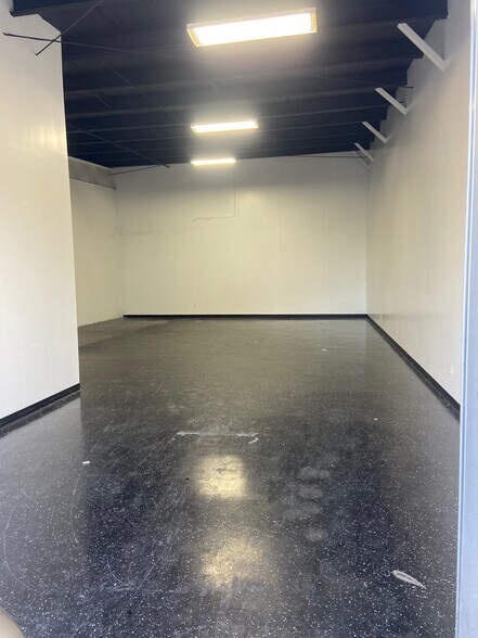 More Photos Of 1001 Sue Dr, Kemah Warehouse For Lease