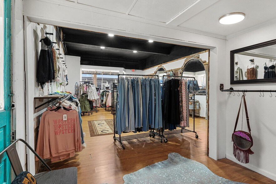 More Photos Of 200 W Main St, Leesburg Storefront Retail Residential For Lease