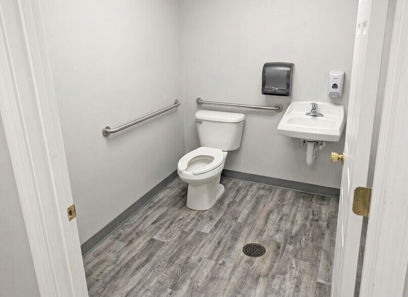 More Photos Of 858-863 Center Ct, Shorewood Office For Lease