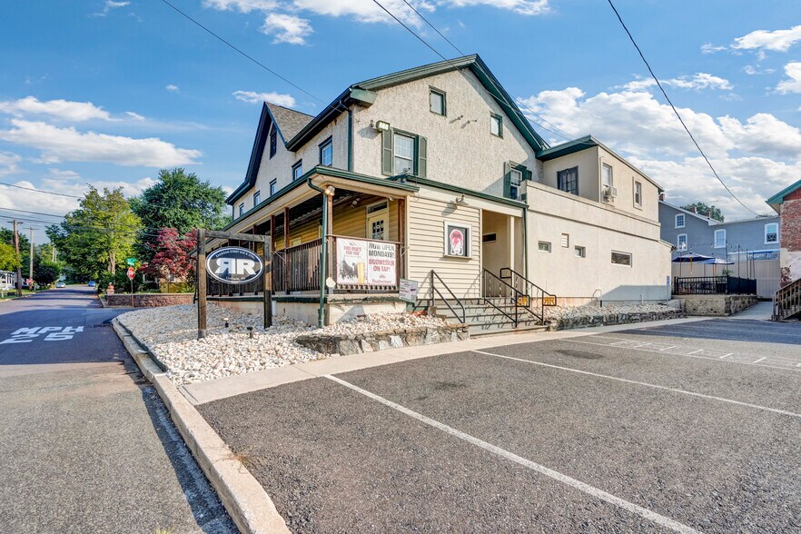 More Photos Of 36 Railroad St, Linfield Restaurant For Sale