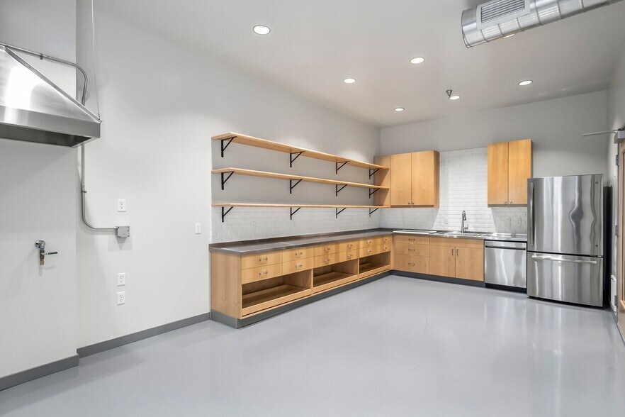 More Photos Of 275-295 W Lundgren Mill Dr, Sisters Food Processing For Sale