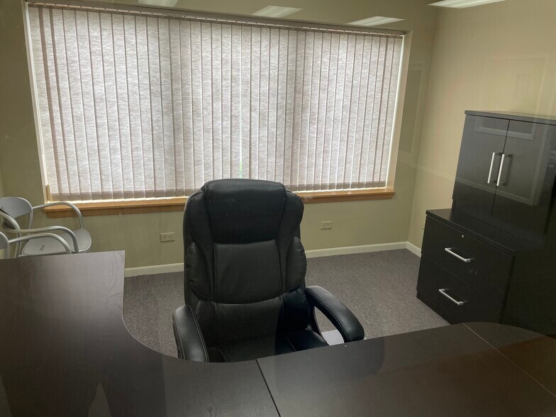 More Photos Of 28085 N Ashley Cir, Libertyville Medical For Sale
