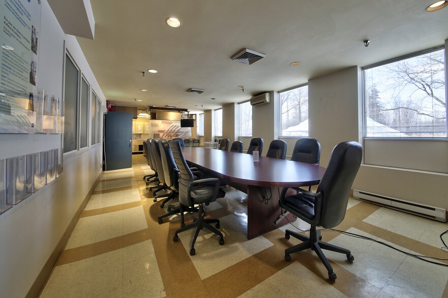 More Photos Of 11625 Av 55e, Montréal Warehouse For Lease