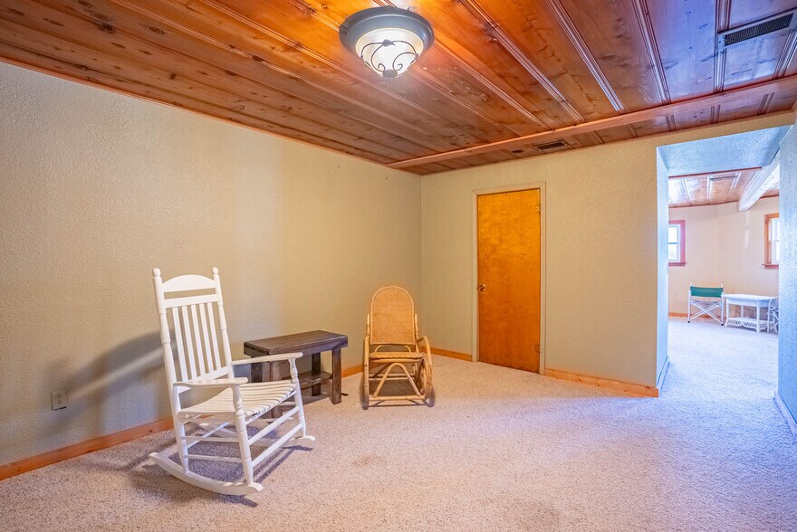 More Photos Of 8 Sunset Hills Ct, Sunrise Beach Storefront For Sale